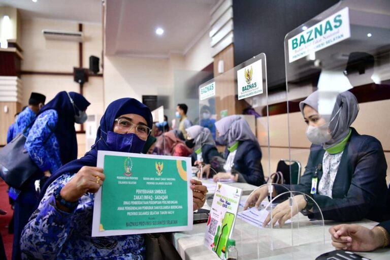 Gubernur bersama ASN-Non ASN Serahkan Zakat Melalui Baznas