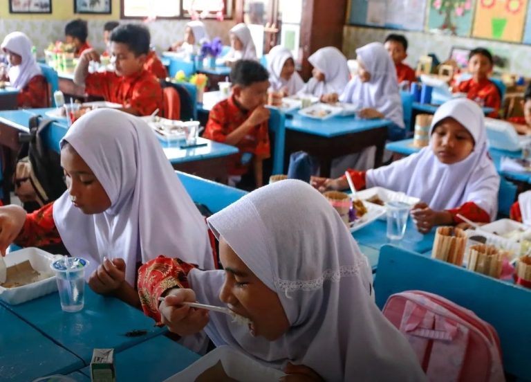 Program Makan Bergizi Gratis Resmi Dimulai, Target 3,3 Juta Penerima Manfaat